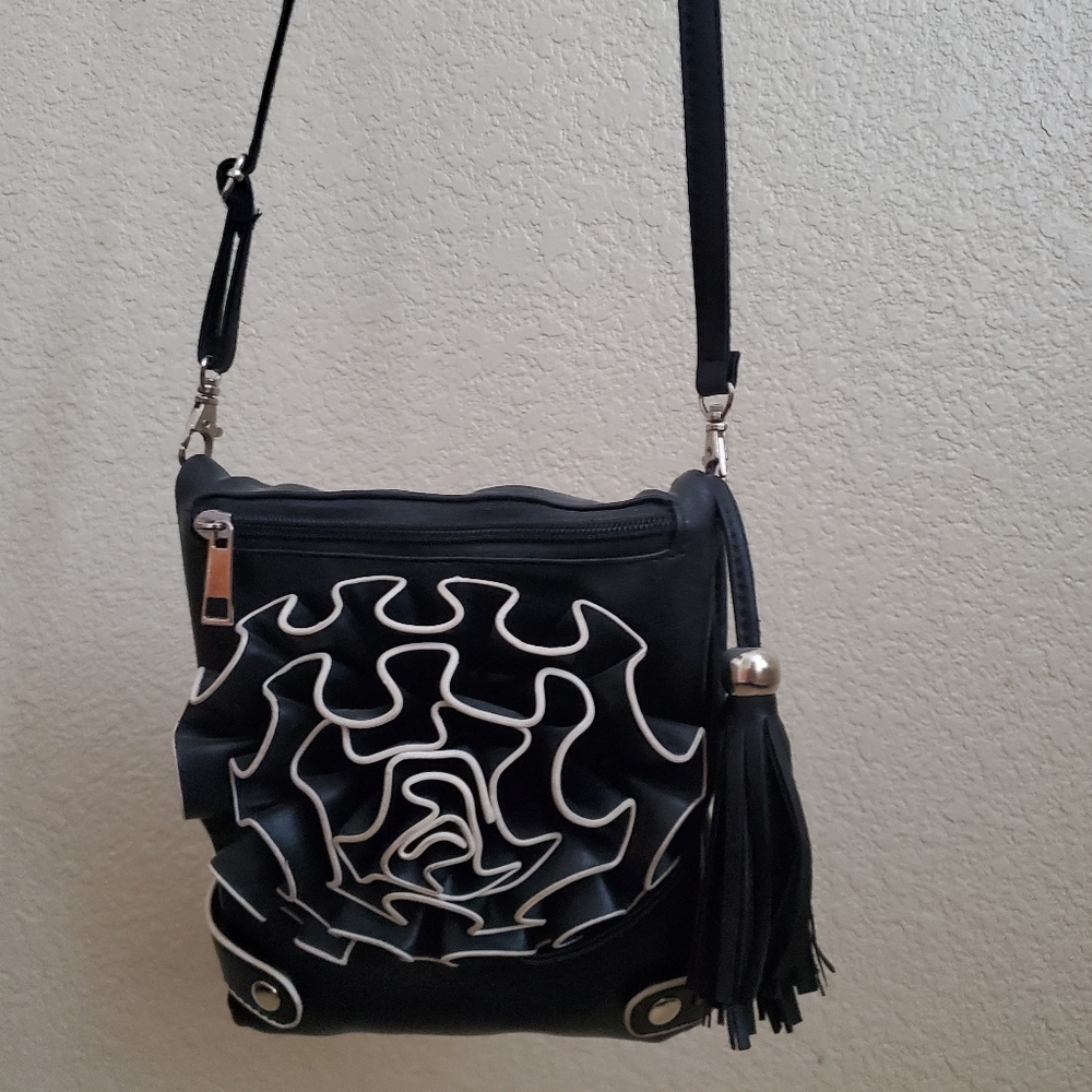 Black compact/expandable purse
